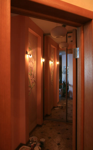 Лилии в коридоре
